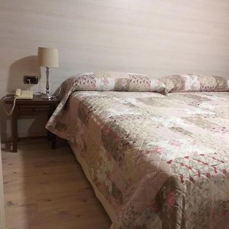 Hotel Giral Бьескас Экстерьер фото