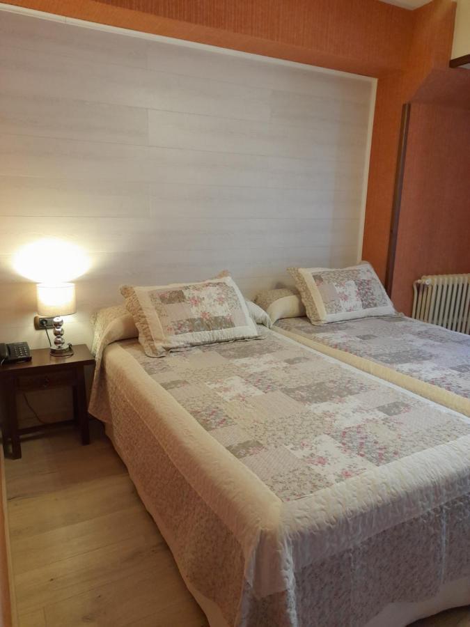 Hotel Giral Бьескас Экстерьер фото